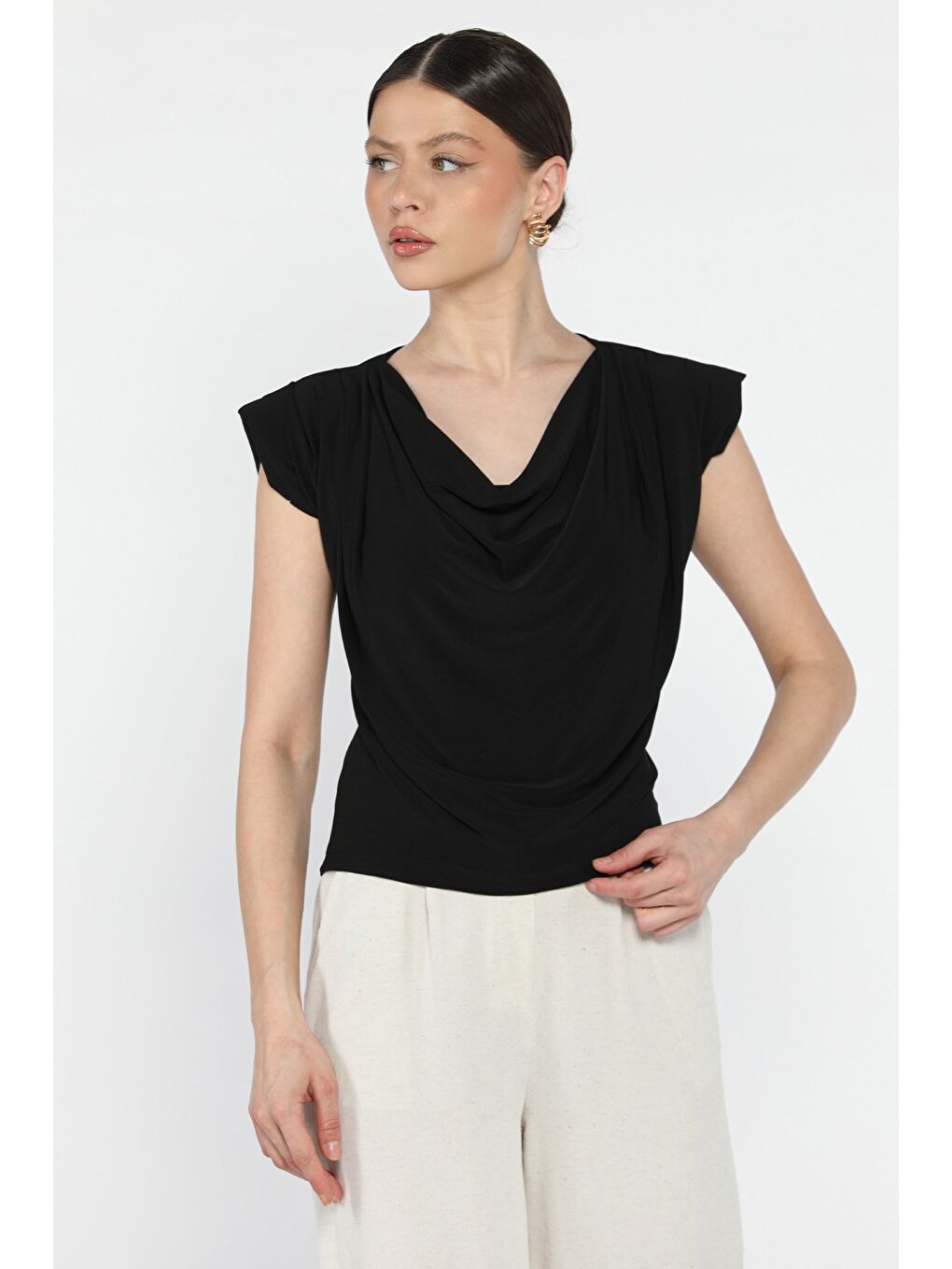 Siyah Omuz Vatkalı Drapeli Kadın Bluz-1