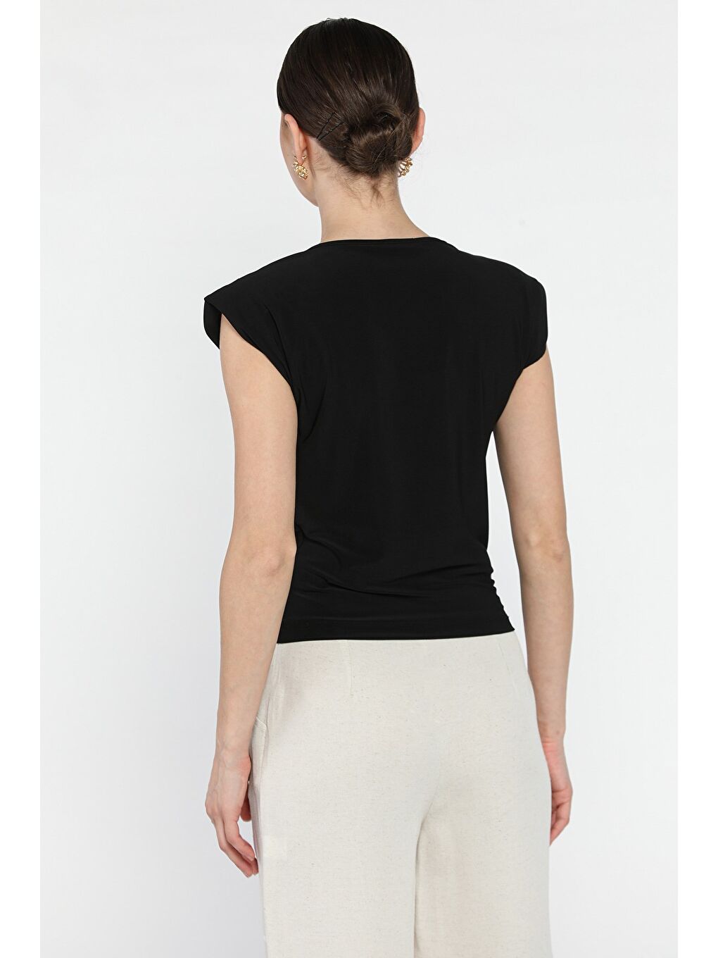 Siyah Omuz Vatkalı Drapeli Kadın Bluz-2