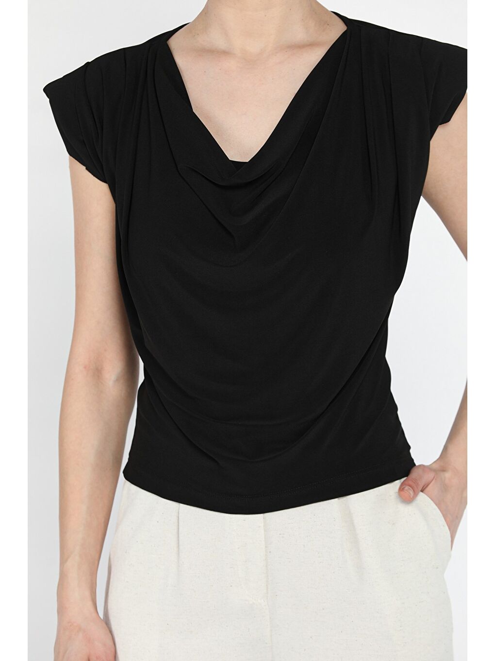 Siyah Omuz Vatkalı Drapeli Kadın Bluz-3