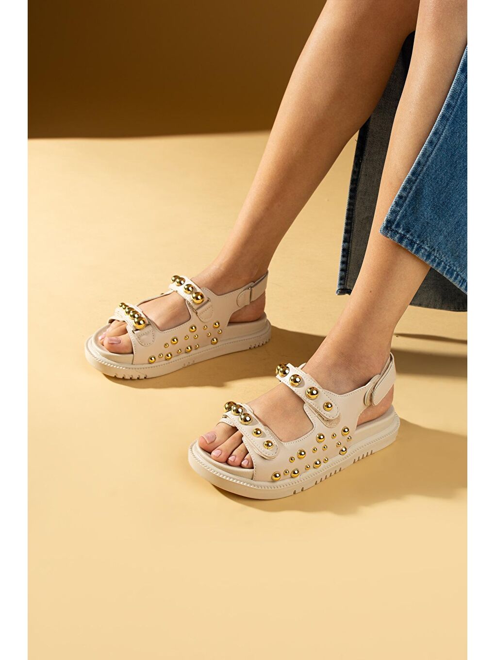 Bej Gold Pim Detaylı Cırtlı Düz Taban Kadın Sandalet 024-807-24