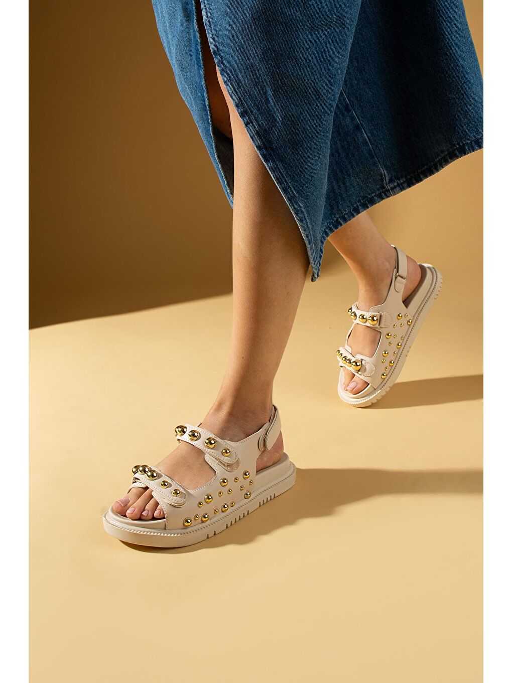 Bej Gold Pim Detaylı Cırtlı Düz Taban Kadın Sandalet 024-807-24-1