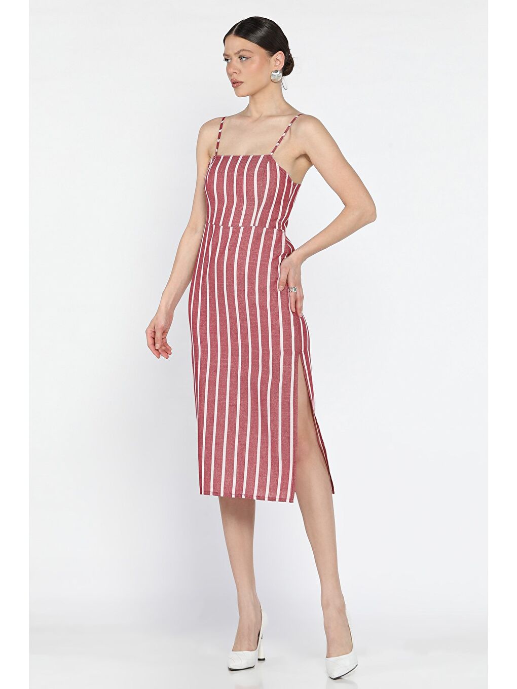 Kırmızı Kadın Ayarlanabilir Askılı Çizgi Desenli Yırtmaç Detaylı Elbise