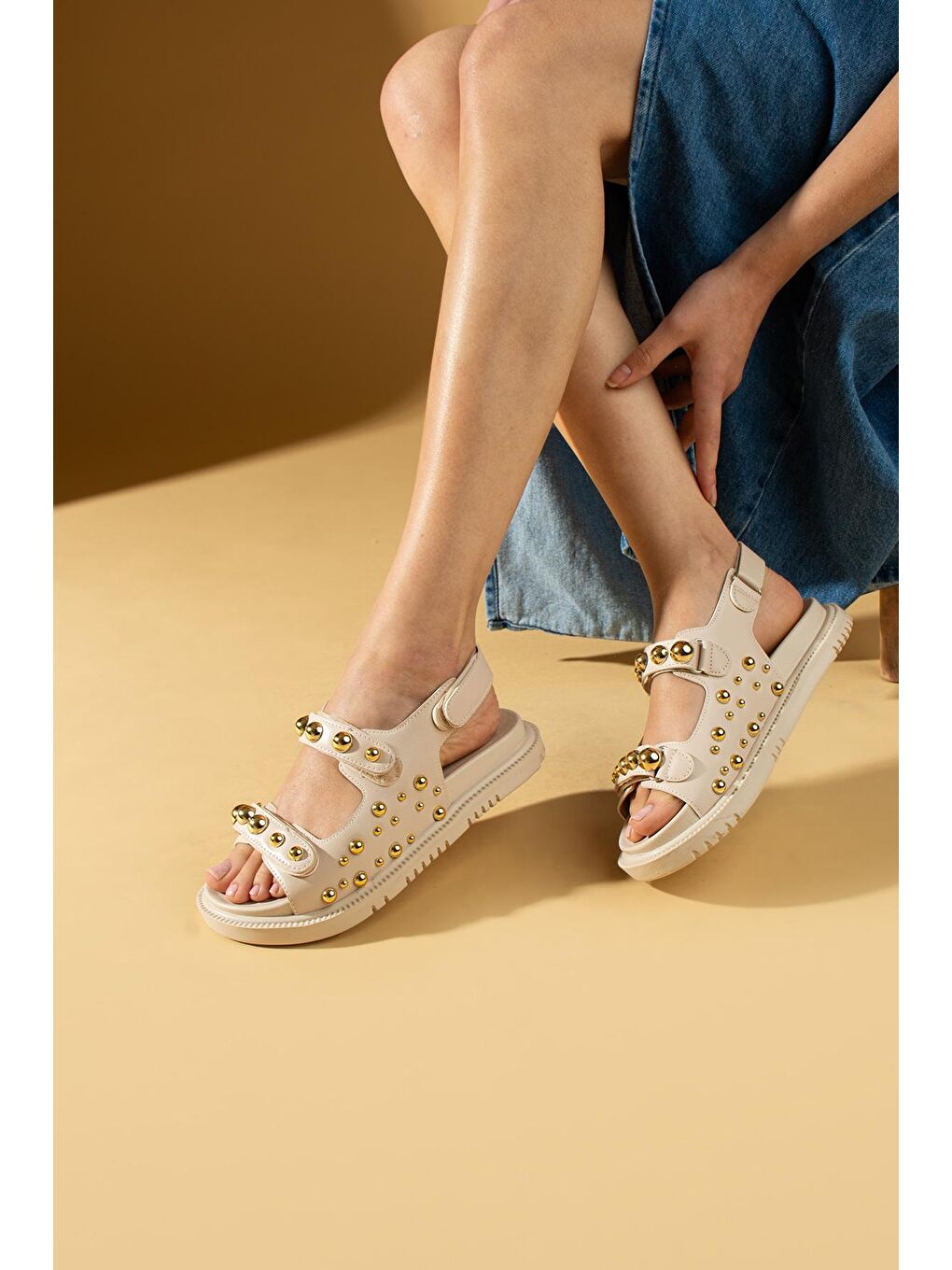 Bej Gold Pim Detaylı Cırtlı Düz Taban Kadın Sandalet 024-807-24-2