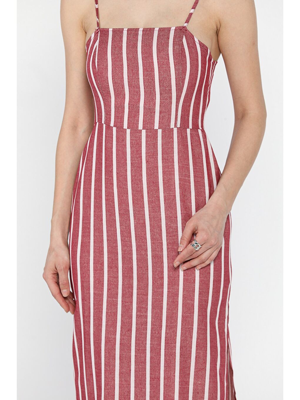Kırmızı Kadın Ayarlanabilir Askılı Çizgi Desenli Yırtmaç Detaylı Elbise-3