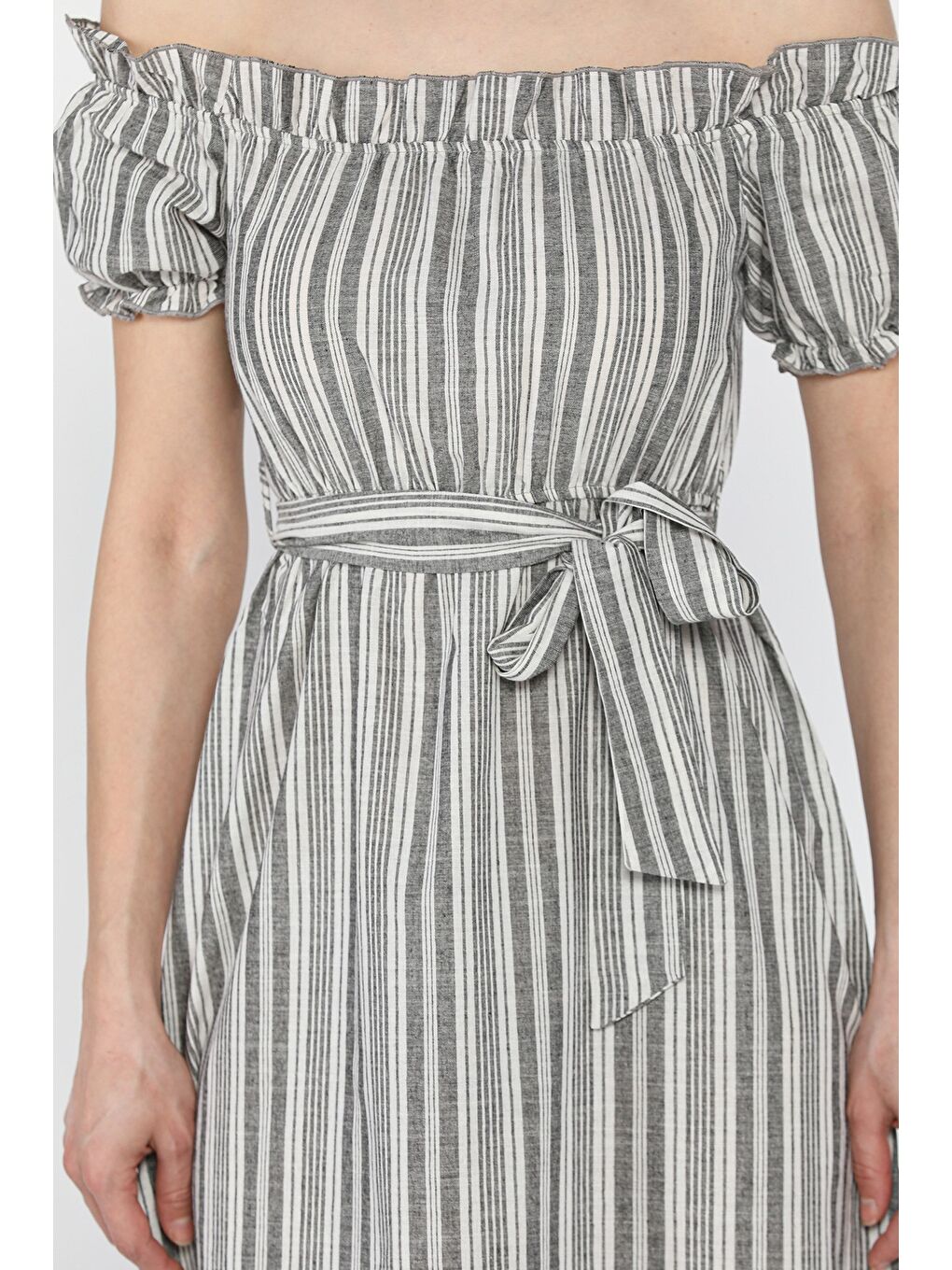 Gri Kadın Kol Ve Bel Lastikli Kuşak Detaylı Çizgi Desenli Çift Yırtmaçlı Elbise-3