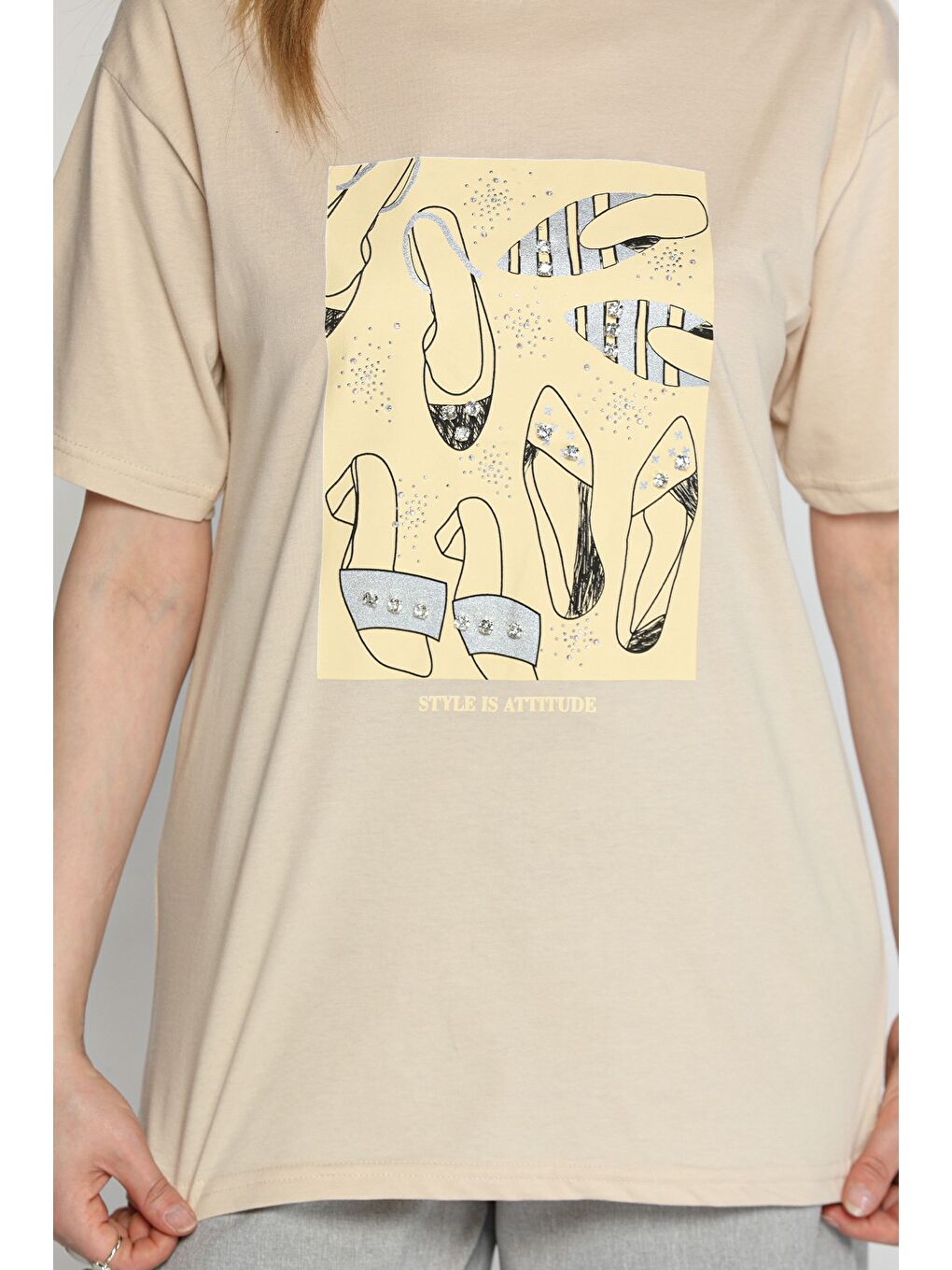 Bej Kadın Bisiklet Yaka Taş İşlemeli Baskılı Kadın Tişört-3