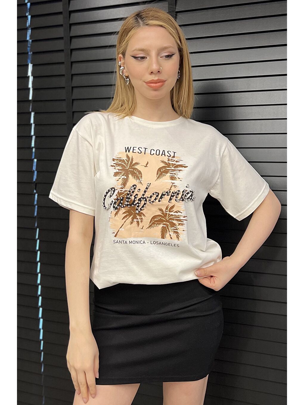 Ekru California Baskılı Taşlı Bisiklet Yaka Kadın Tişört
