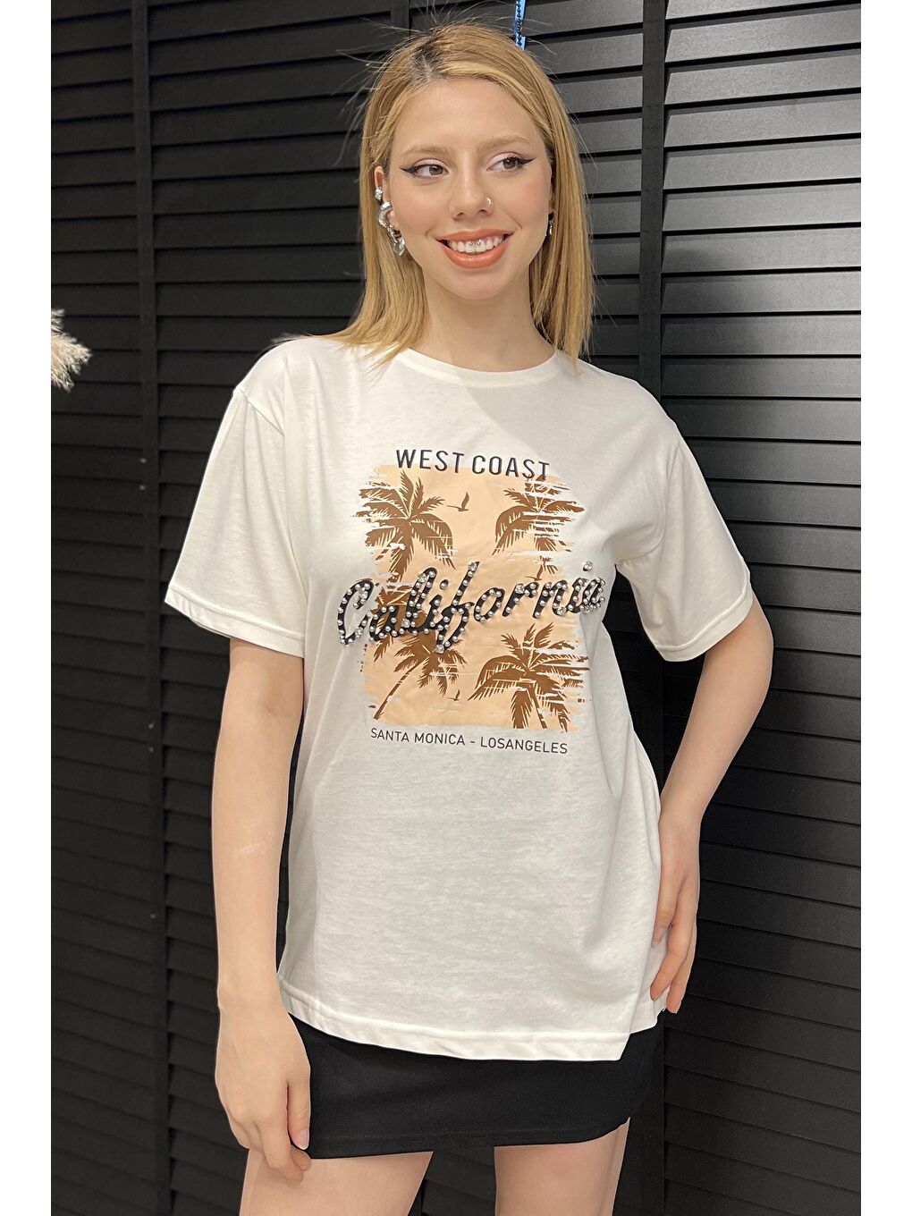 Ekru California Baskılı Taşlı Bisiklet Yaka Kadın Tişört-1