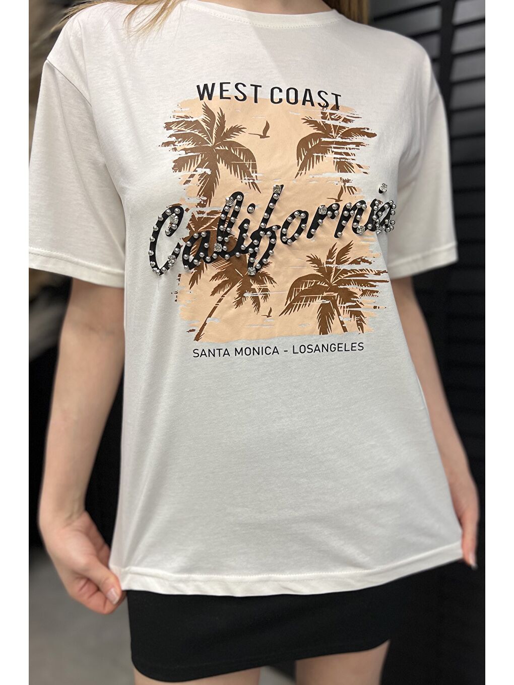 Ekru California Baskılı Taşlı Bisiklet Yaka Kadın Tişört-3