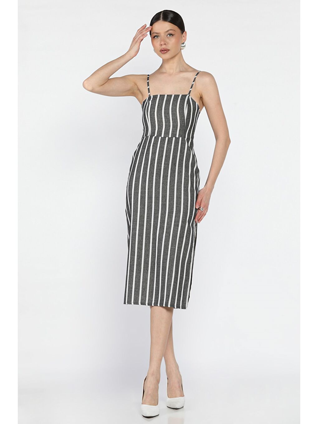 Gri Kadın Ayarlanabilir Askılı Çizgi Desenli Yırtmaç Detaylı Elbise-1