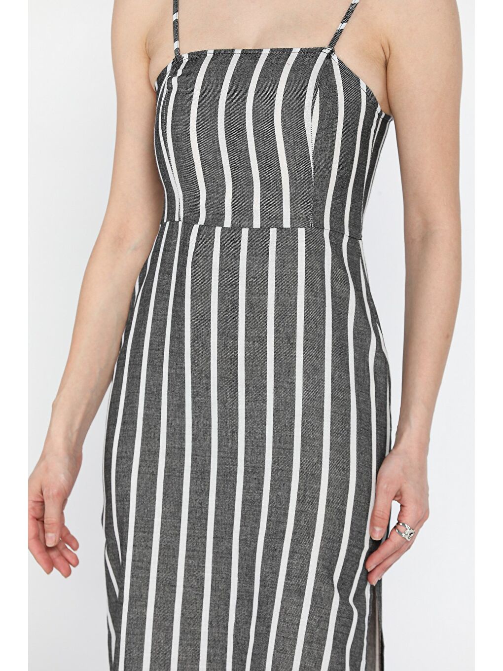 Gri Kadın Ayarlanabilir Askılı Çizgi Desenli Yırtmaç Detaylı Elbise-3