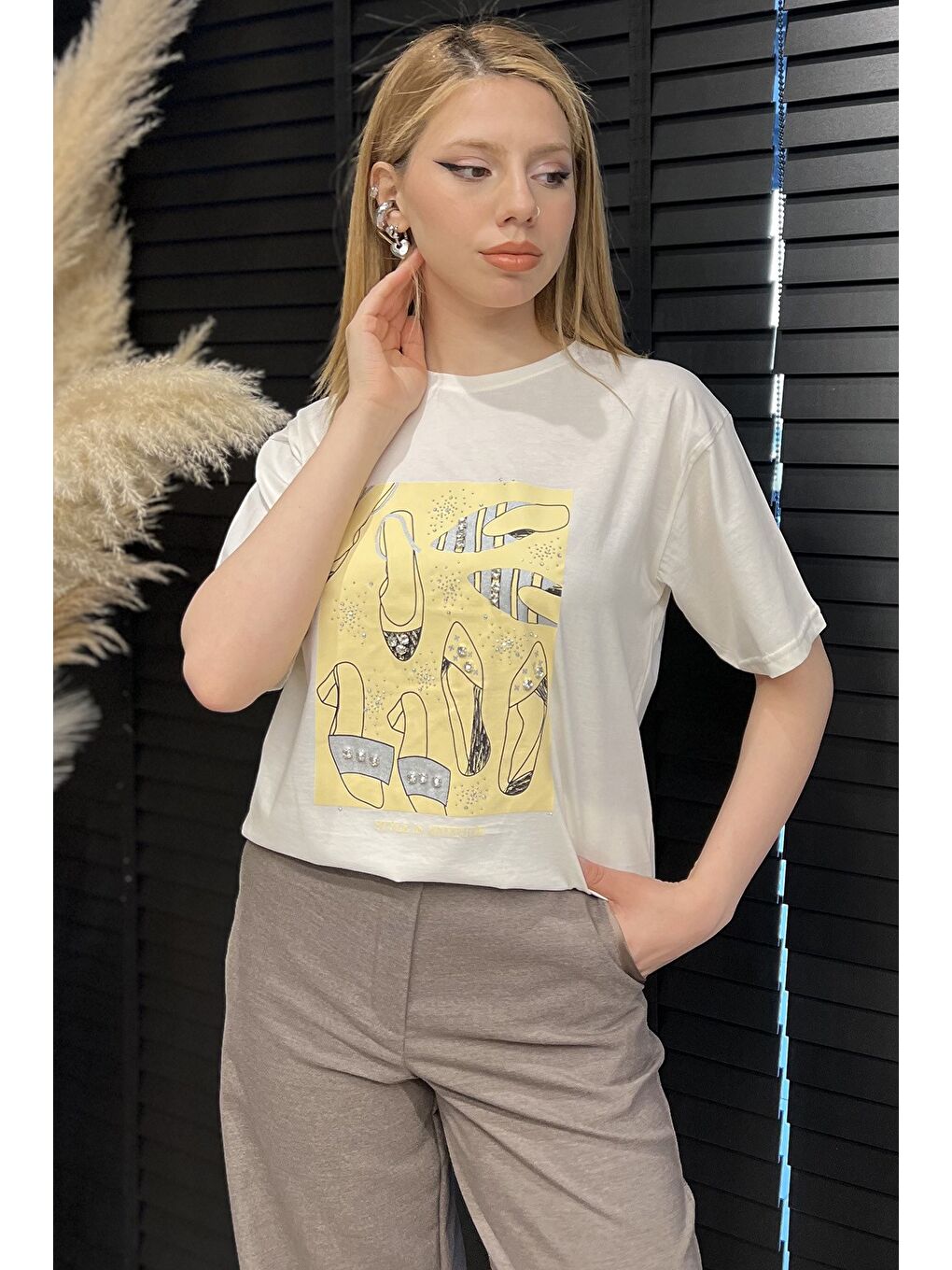 Ekru Kadın Bisiklet Yaka Taş İşlemeli Baskılı Kadın Tişört