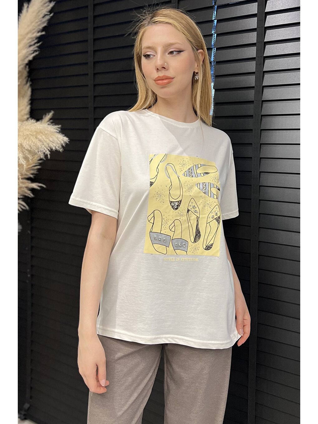 Ekru Kadın Bisiklet Yaka Taş İşlemeli Baskılı Kadın Tişört-1