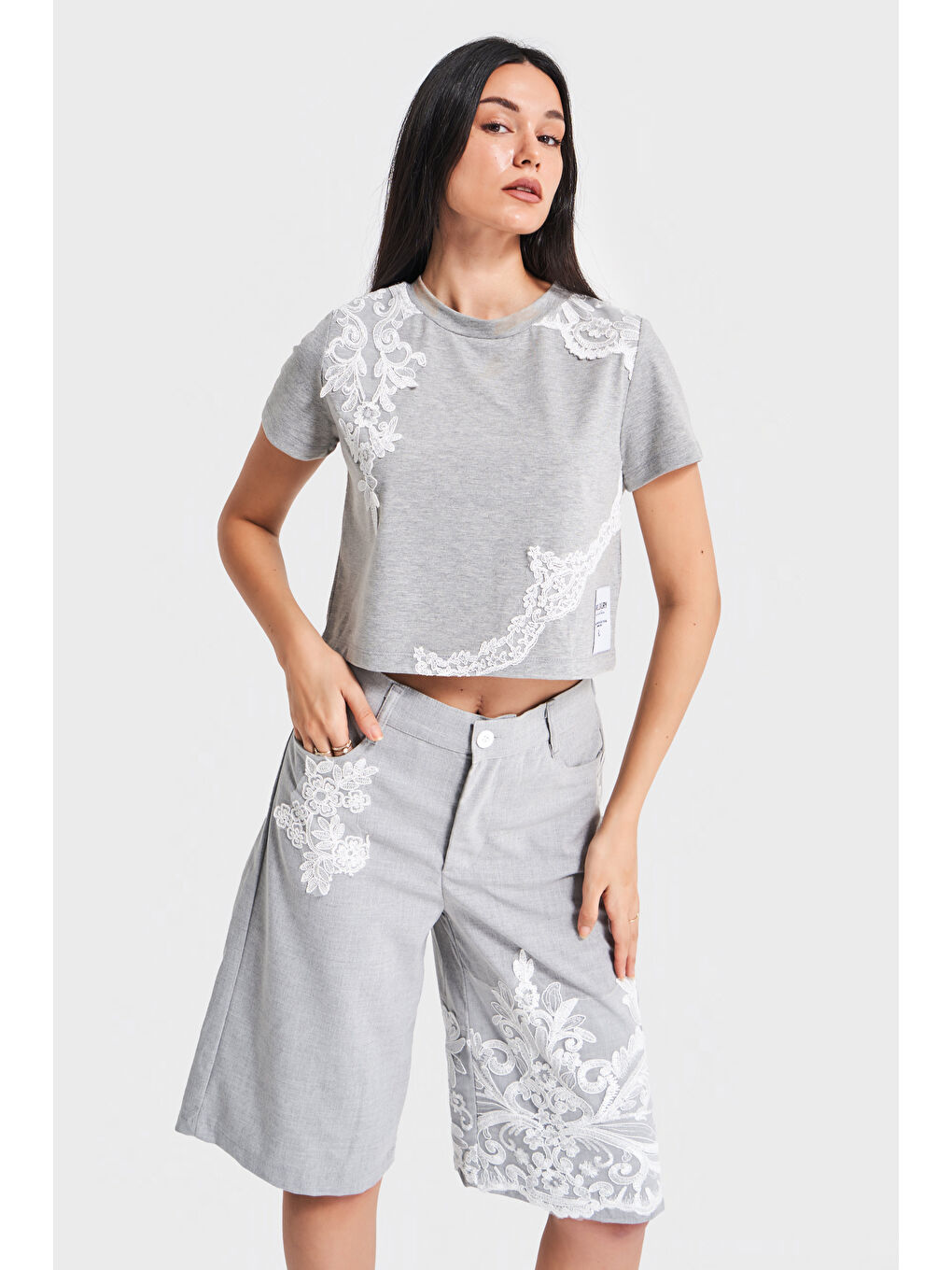 Kadın Gri Renk Beyaz Dantel Detaylı Tasarım %100 Pamuk T-Shirt-1