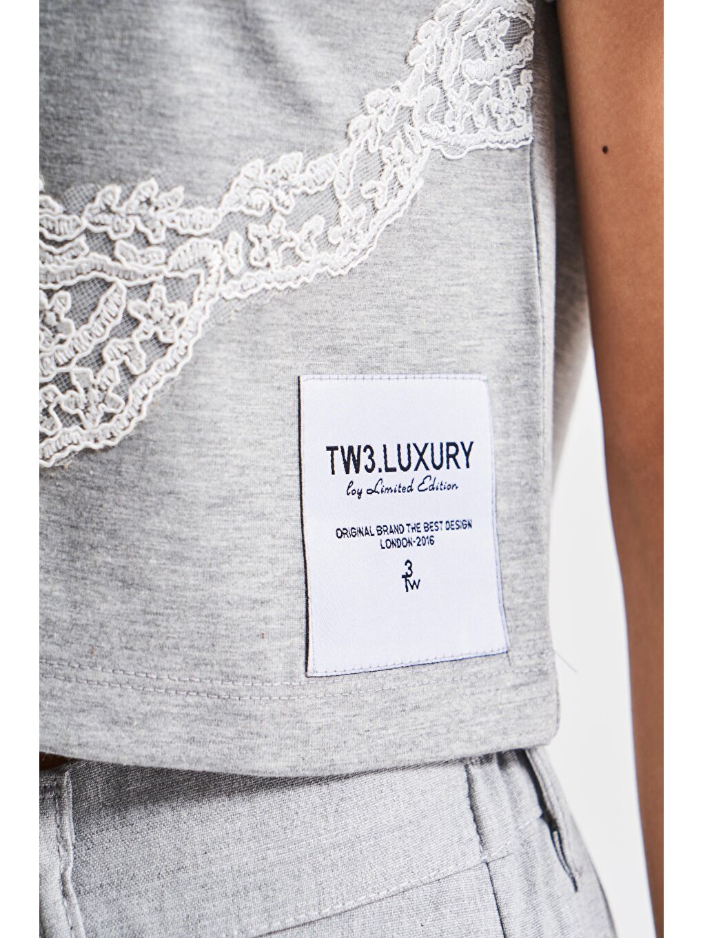 Kadın Gri Renk Beyaz Dantel Detaylı Tasarım %100 Pamuk T-Shirt-2