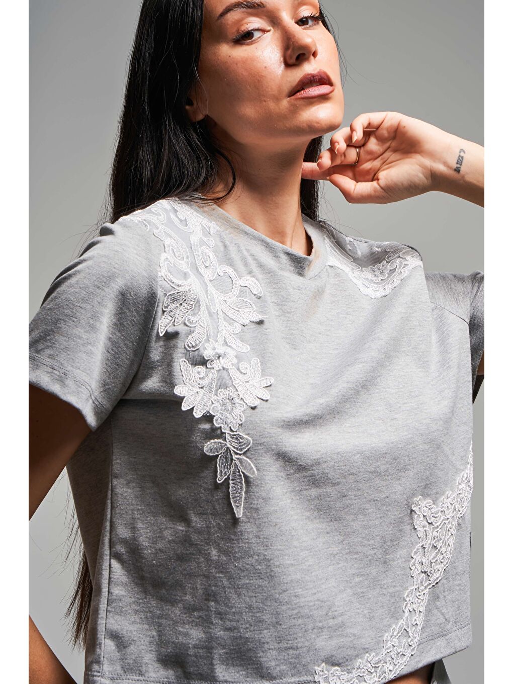 Kadın Gri Renk Beyaz Dantel Detaylı Tasarım %100 Pamuk T-Shirt-3
