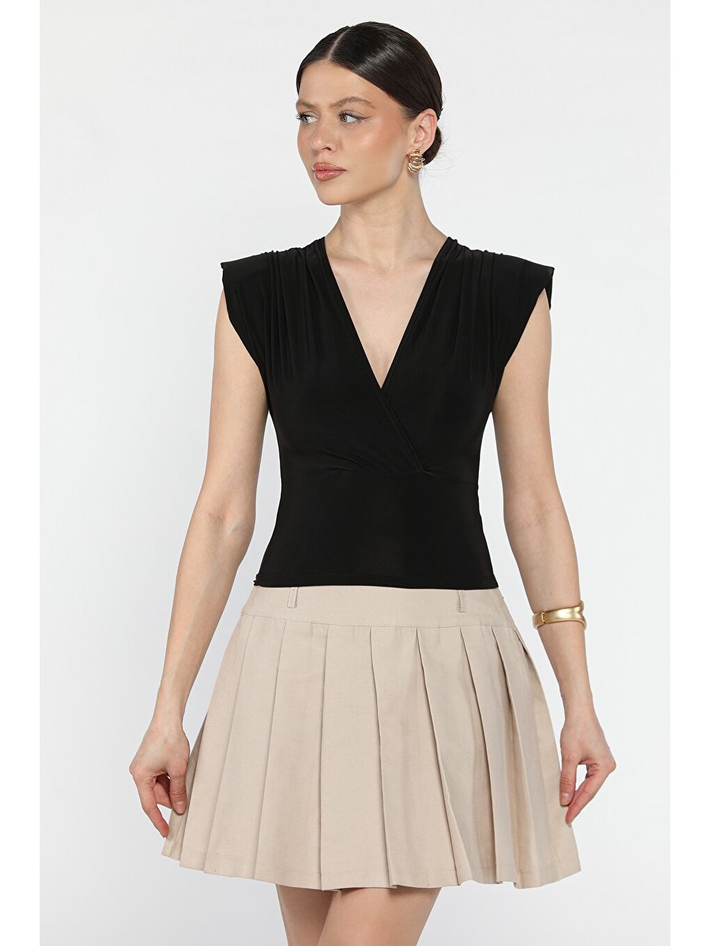 Siyah Kadın Kruvaze Yaka Omuz Vatkalı Büzgü Detaylı Bluz-1