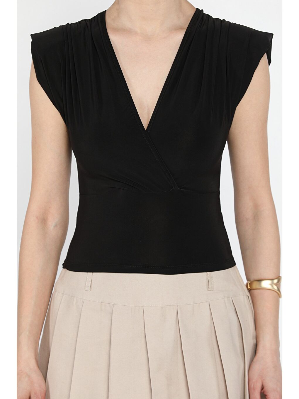 Siyah Kadın Kruvaze Yaka Omuz Vatkalı Büzgü Detaylı Bluz-3