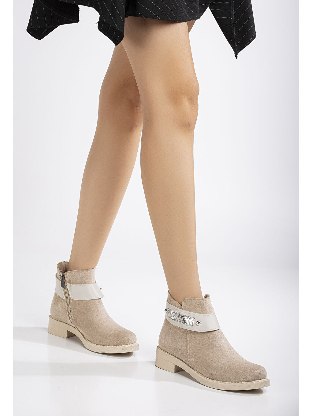 Bej Kadın Ten Süet Termo Taban Desenli Tokalı Fermuarlı Kısa Topulu Bot-1