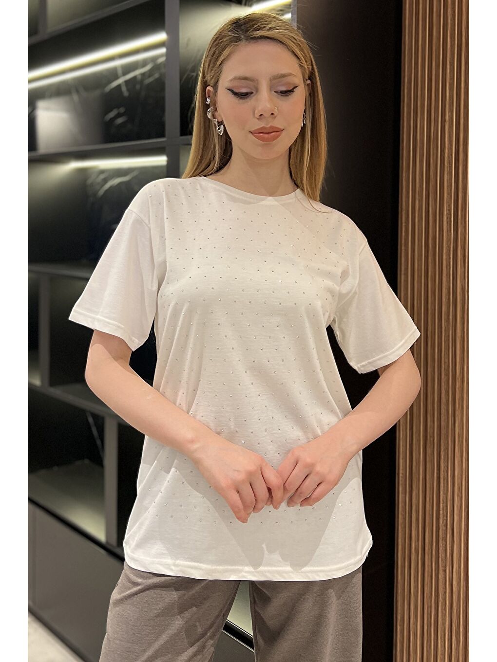 Ekru Bisiklet Yaka Ön Taşlı Kadın Tişört-1