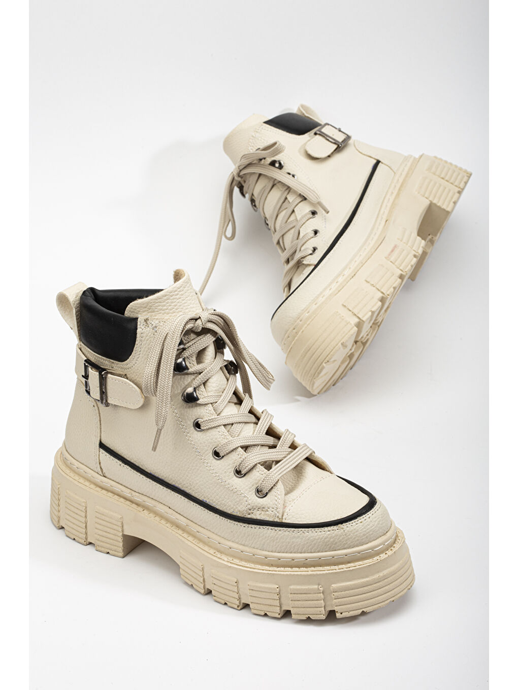 Kadın Bej Siyah Yüksek Poli Taban Yanı Tokalı Bağcıklı Bot-1