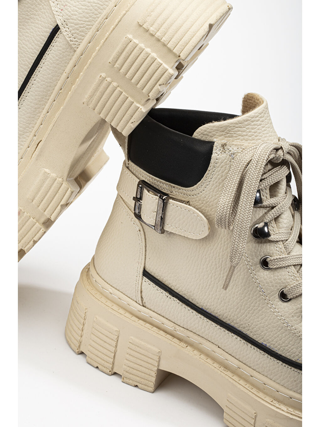 Kadın Bej Siyah Yüksek Poli Taban Yanı Tokalı Bağcıklı Bot-2