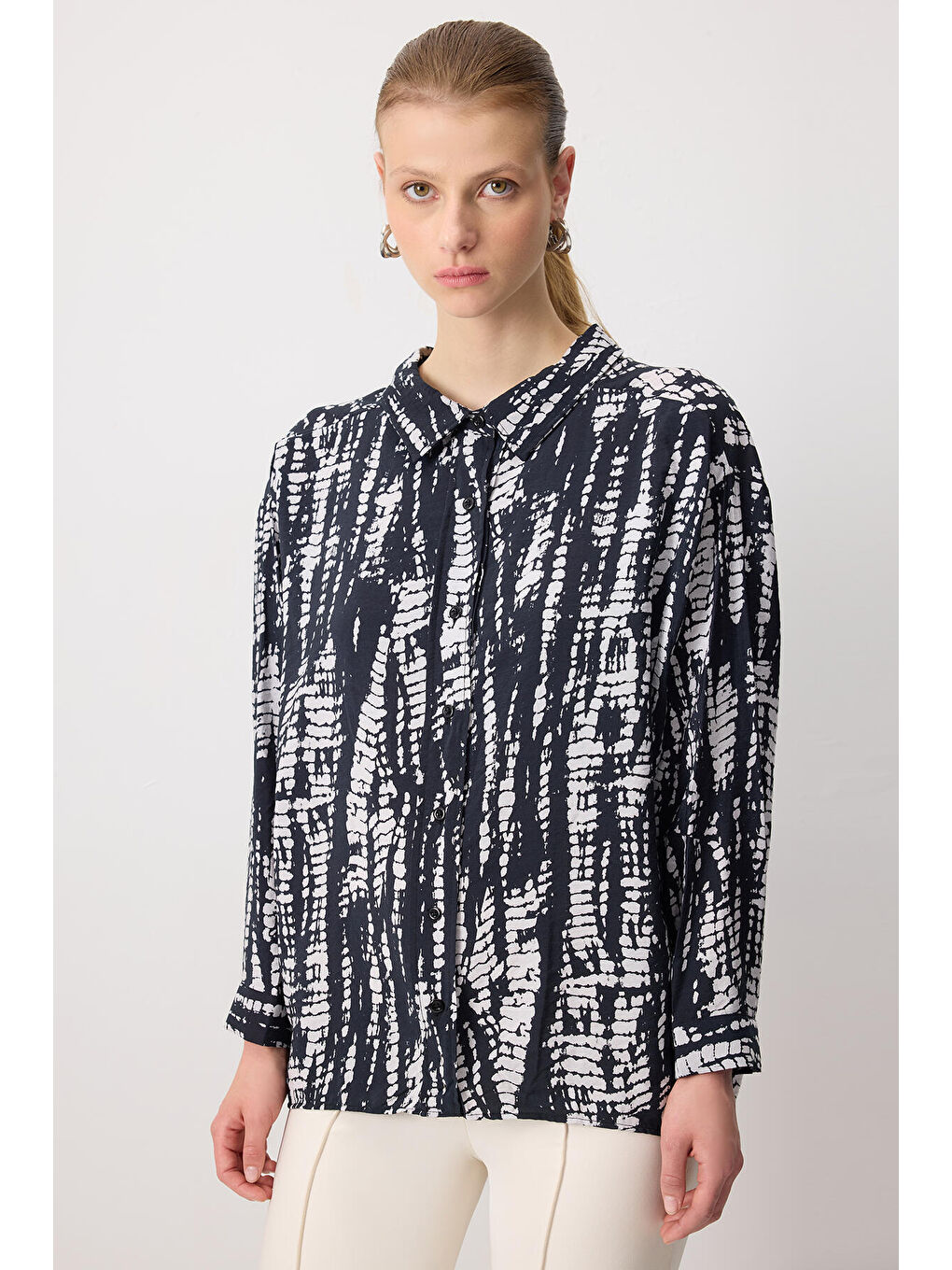 Siyah Desenli Viskon Gömlek-1