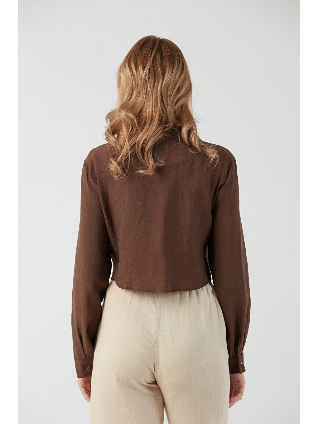 Kahverengi Önü Düğümlü Cepli Crop Gömlek-2