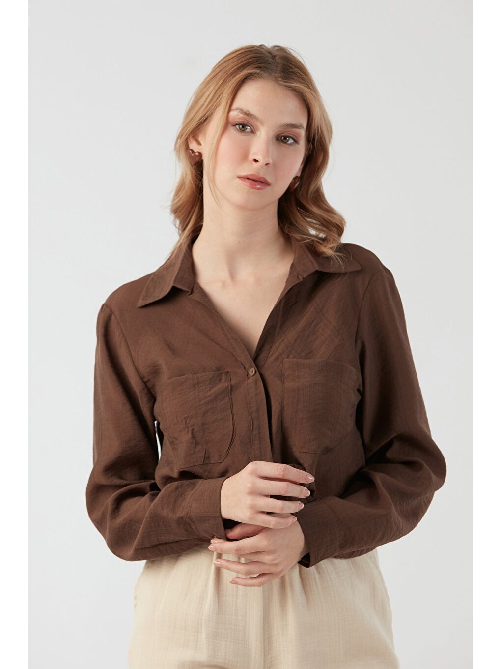Kahverengi Önü Düğümlü Cepli Crop Gömlek-3