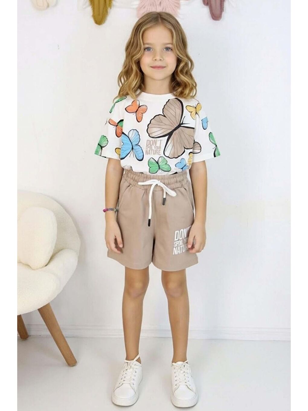 Kız Çocuk Üzeri Renkli Kelebek Baskılı Penye T-Shirt Yazı Baskılı Bej Şortlu Takım