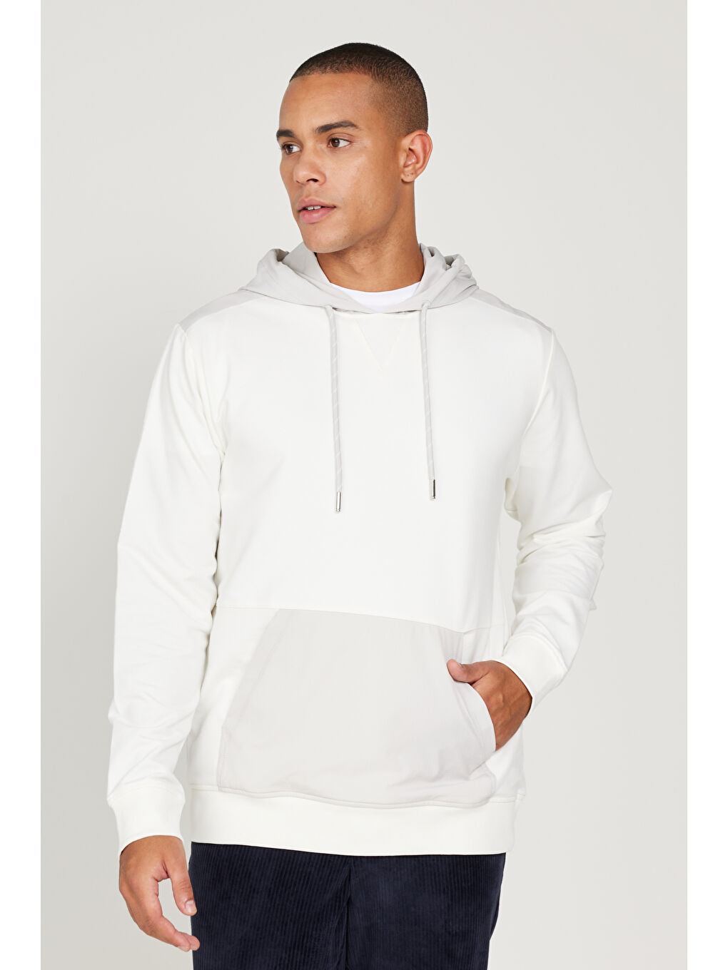 Erkek Ekru-Bej Standart Fit Normal Kesim Kapüşonlu Cepli Sweatshirt-3