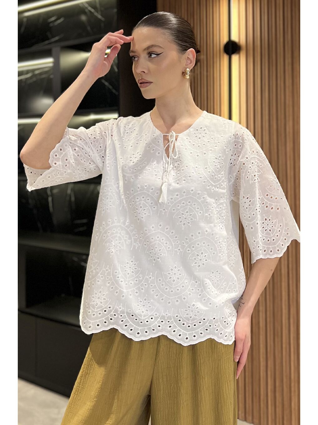 Beyaz V Yaka Dantel İşlemeli Astarlı Kadın Bluz-1