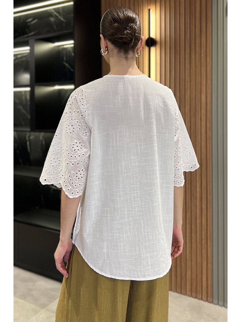 Beyaz V Yaka Dantel İşlemeli Astarlı Kadın Bluz-2