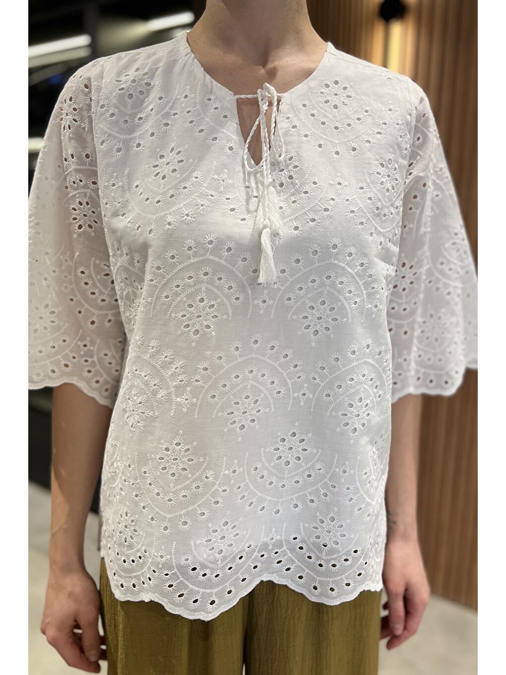 Beyaz V Yaka Dantel İşlemeli Astarlı Kadın Bluz-3