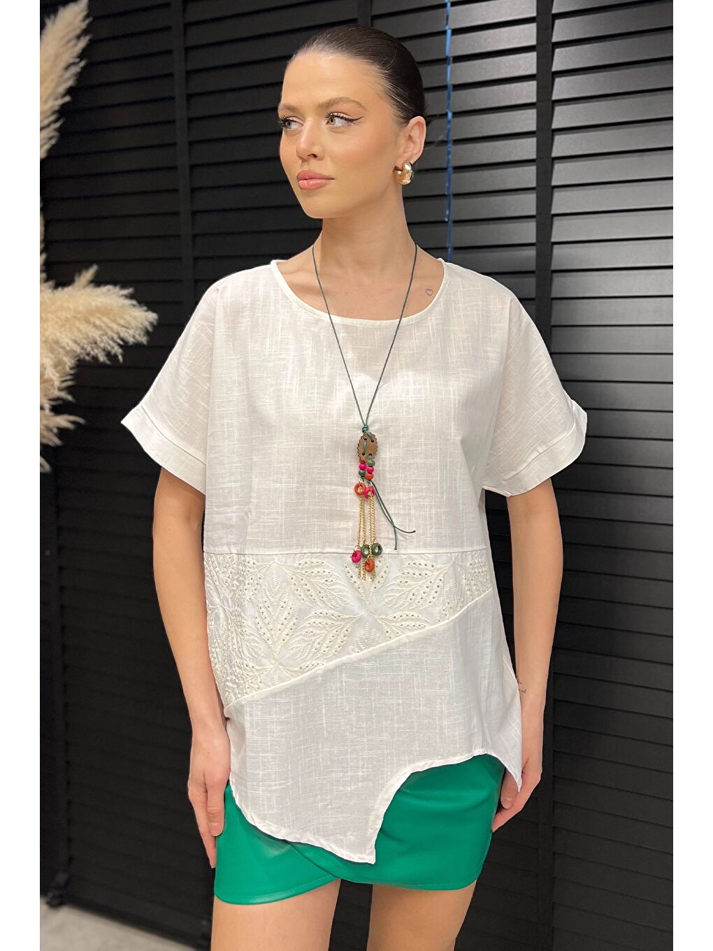 Ekru Dantel İşlemeli Aksesuarlı Kadın Keten Bluz