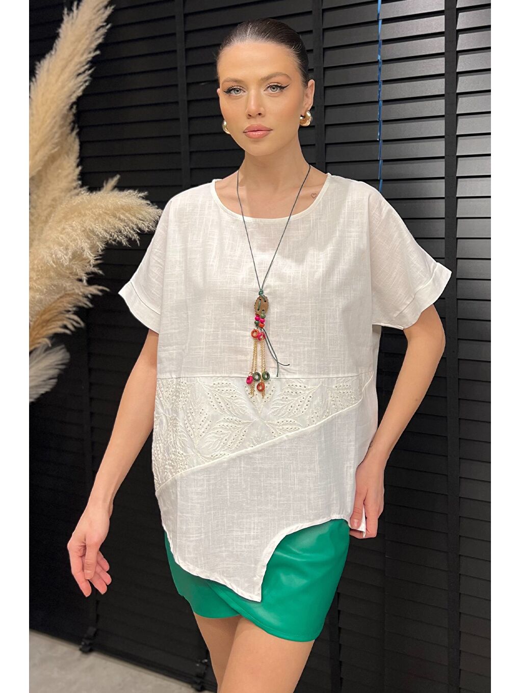 Ekru Dantel İşlemeli Aksesuarlı Kadın Keten Bluz-1