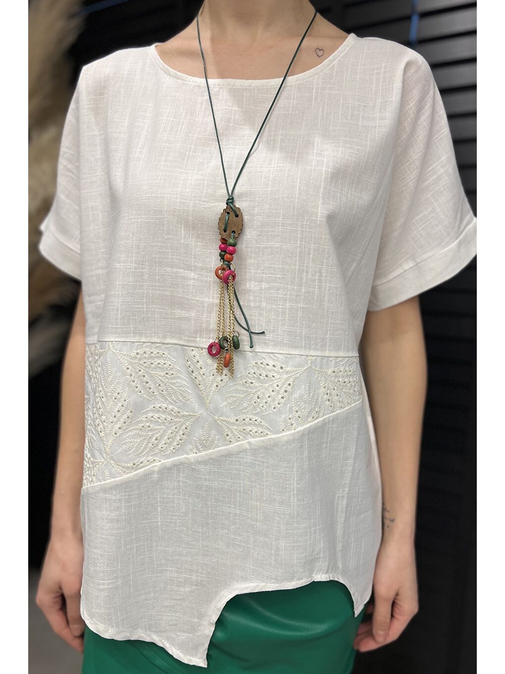 Ekru Dantel İşlemeli Aksesuarlı Kadın Keten Bluz-3