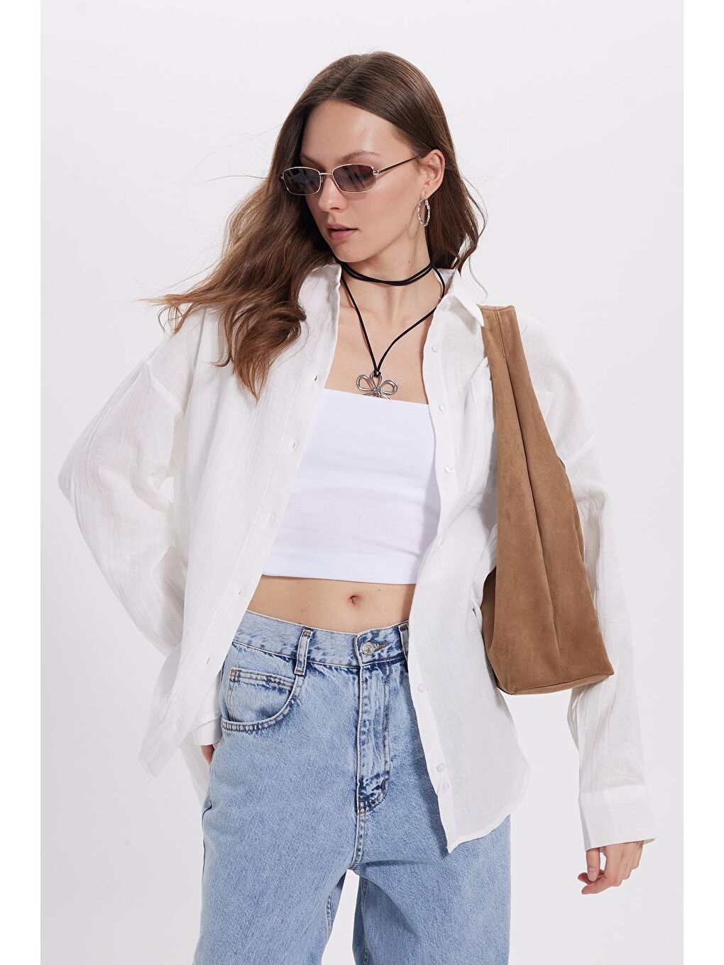 Kadın Oversize Geniş Kesim %100 Pamuk Müslin Kumaş Uzun Kollu Cepli Dokulu Beyaz Gömlek-1