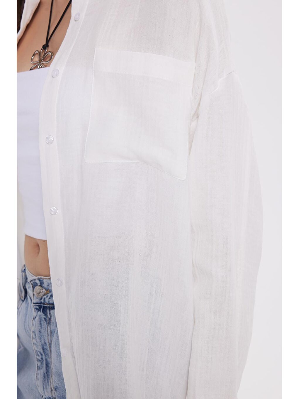 Kadın Oversize Geniş Kesim %100 Pamuk Müslin Kumaş Uzun Kollu Cepli Dokulu Beyaz Gömlek-3
