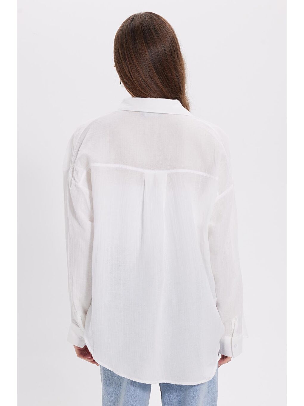 Kadın Oversize Geniş Kesim %100 Pamuk Müslin Kumaş Uzun Kollu Cepli Dokulu Beyaz Gömlek-5