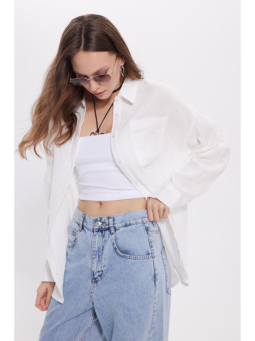 Kadın Oversize Geniş Kesim %100 Pamuk Müslin Kumaş Uzun Kollu Cepli Dokulu Beyaz Gömlek-6