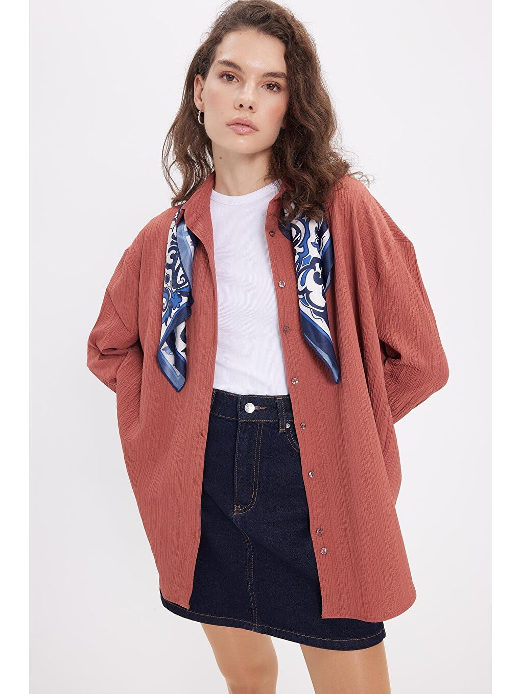 Pembe Kadın Oversize Geniş Kesim Bürümcük Pens Detaylı Uzun Kollu Dokulu Gül Kurusu Gömlek-4