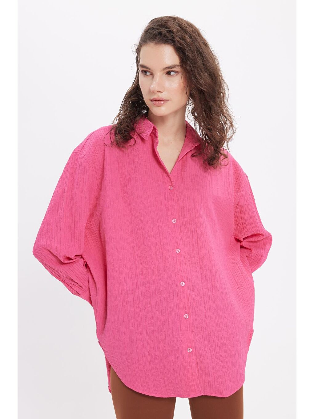 Kadın Oversize Geniş Kesim Bürümcük Pens Detaylı Uzun Kollu Dokulu Pembe Gömlek