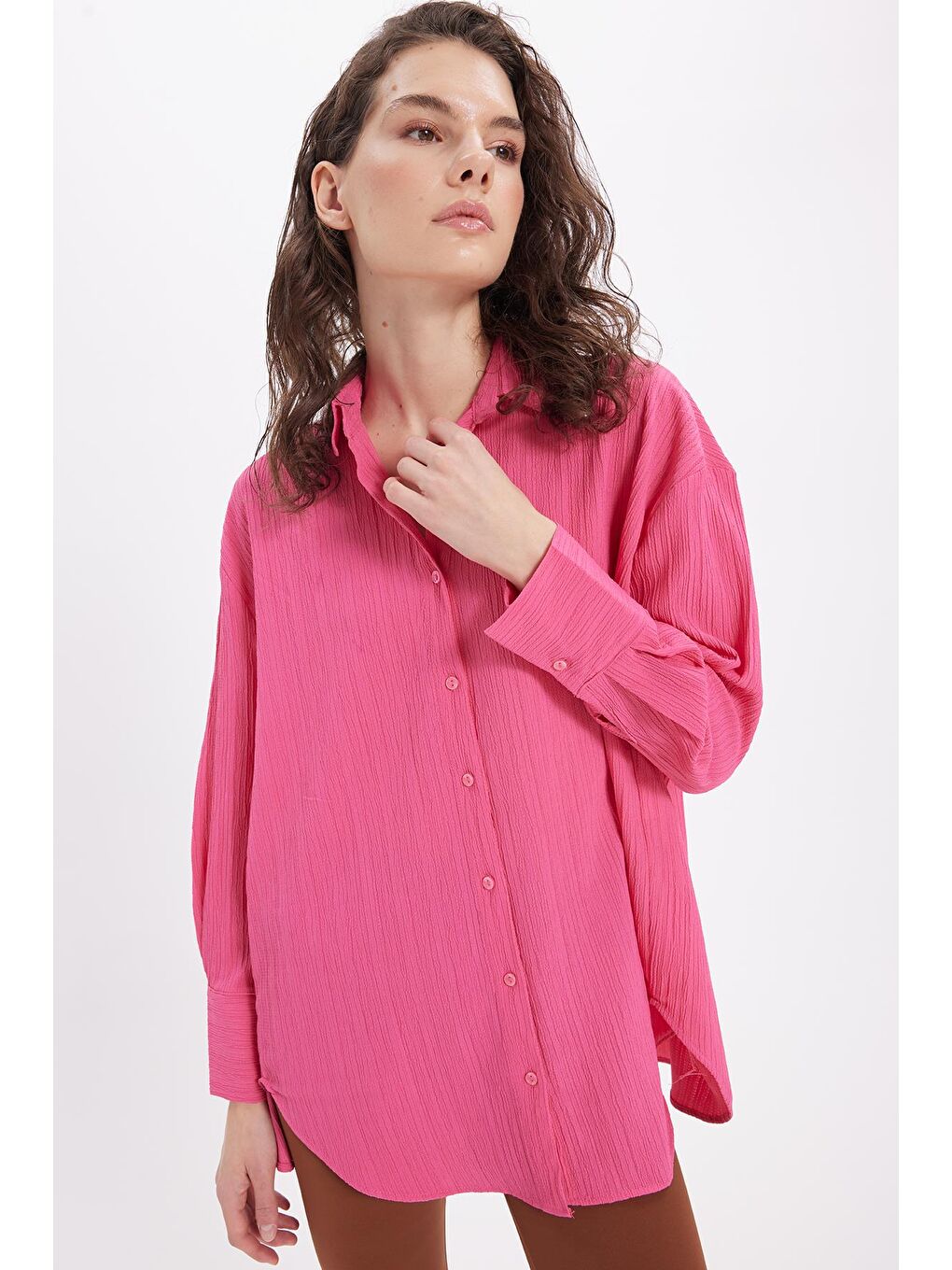 Kadın Oversize Geniş Kesim Bürümcük Pens Detaylı Uzun Kollu Dokulu Pembe Gömlek-1