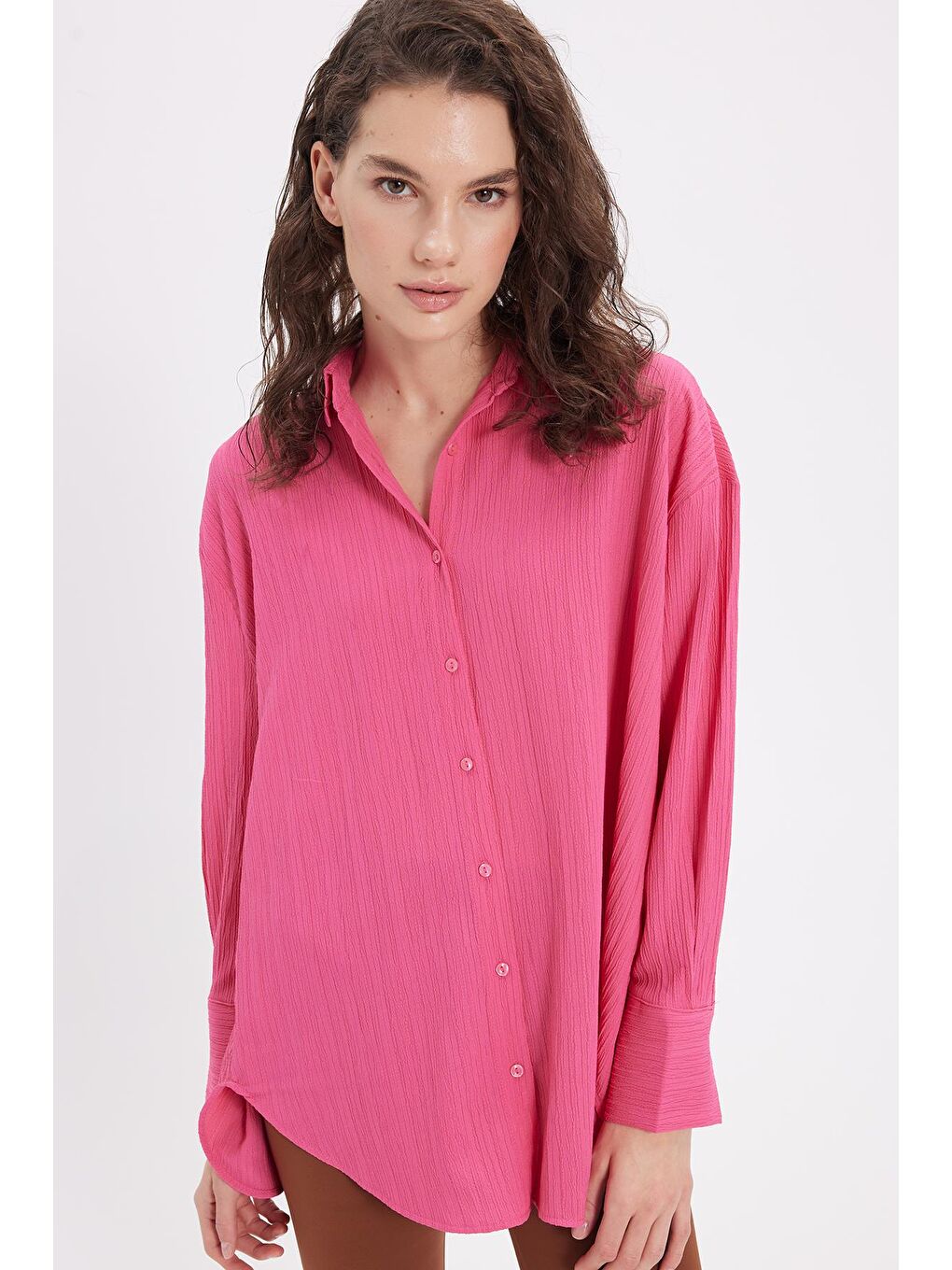 Kadın Oversize Geniş Kesim Bürümcük Pens Detaylı Uzun Kollu Dokulu Pembe Gömlek-2