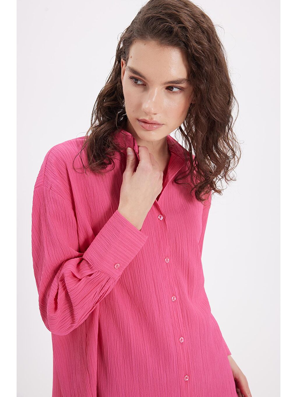 Kadın Oversize Geniş Kesim Bürümcük Pens Detaylı Uzun Kollu Dokulu Pembe Gömlek-6