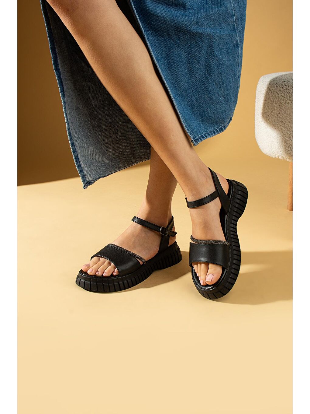 Siyah Yüksek Taban Taş Detaylı Tek Bant Kadın Sandalet 031-410-24-1