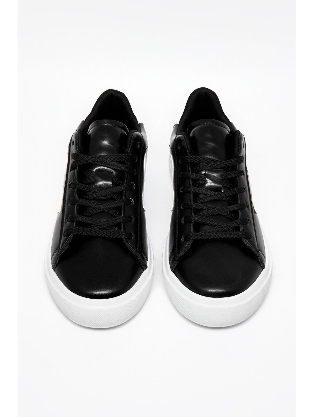 Kadın Siyah Beyaz Kauçuk Taban Rahat Bağcıklı Sneaker-1