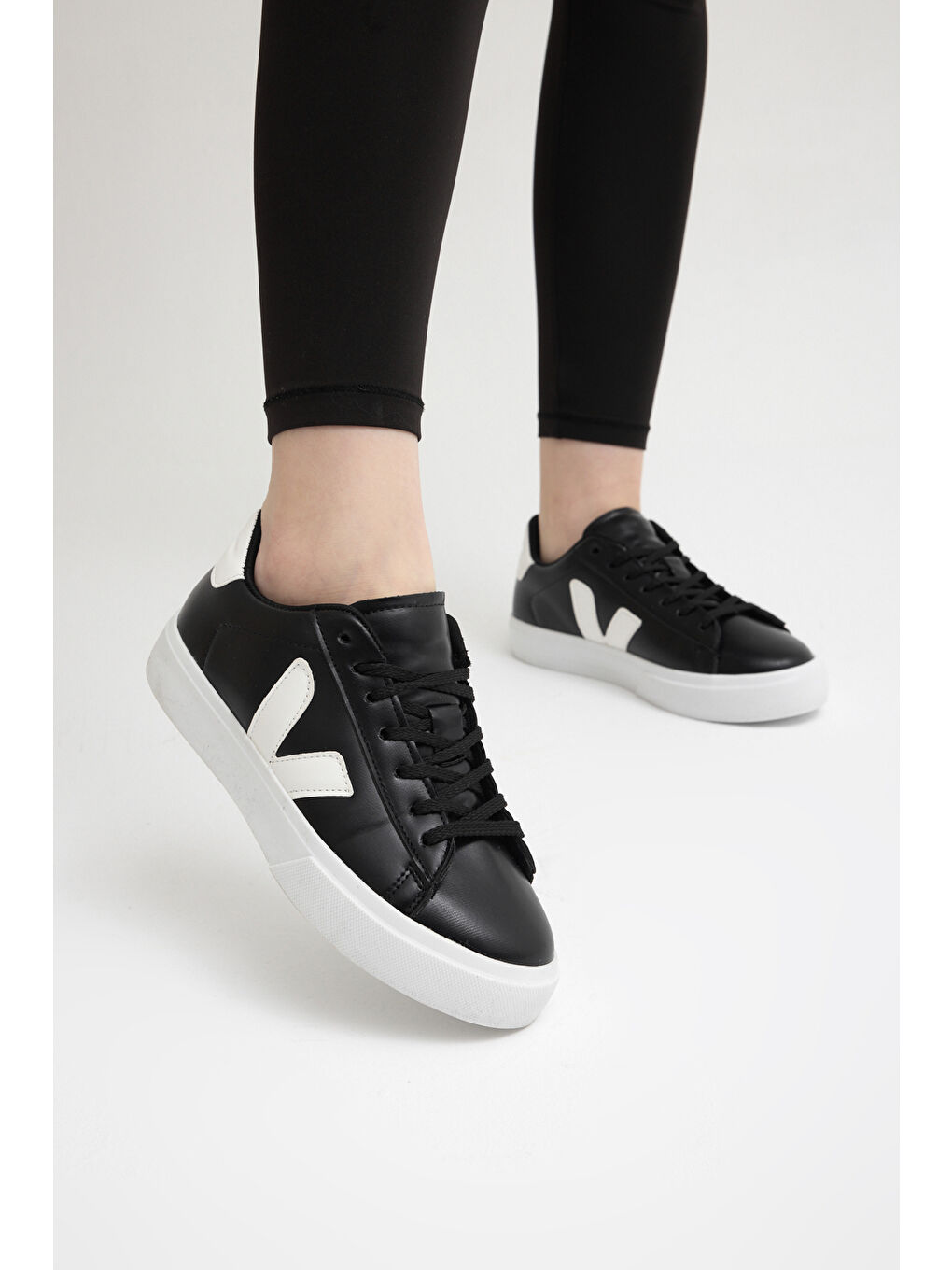 Kadın Siyah Beyaz Kauçuk Taban Rahat Bağcıklı Sneaker-2