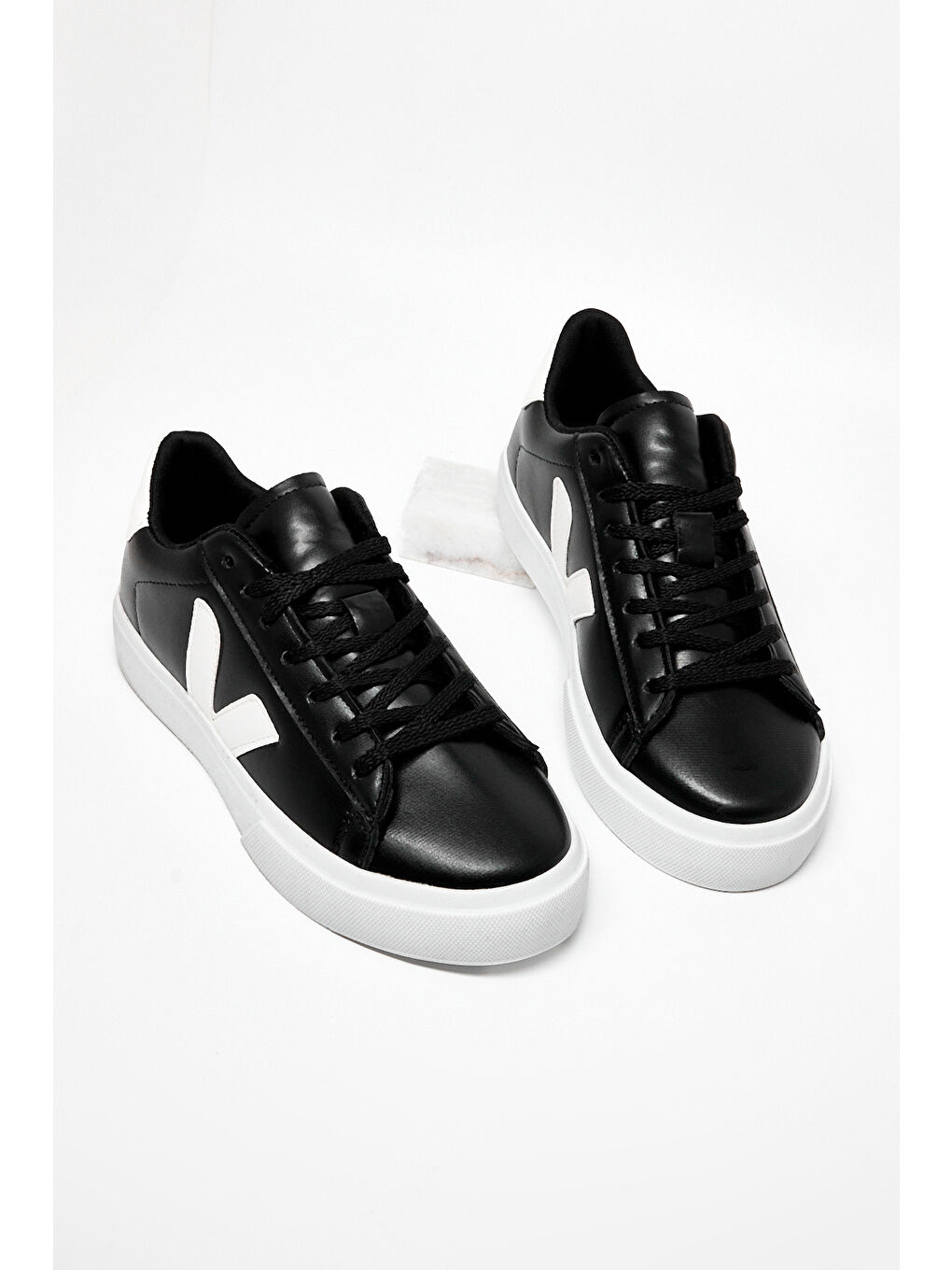 Kadın Siyah Beyaz Kauçuk Taban Rahat Bağcıklı Sneaker-3